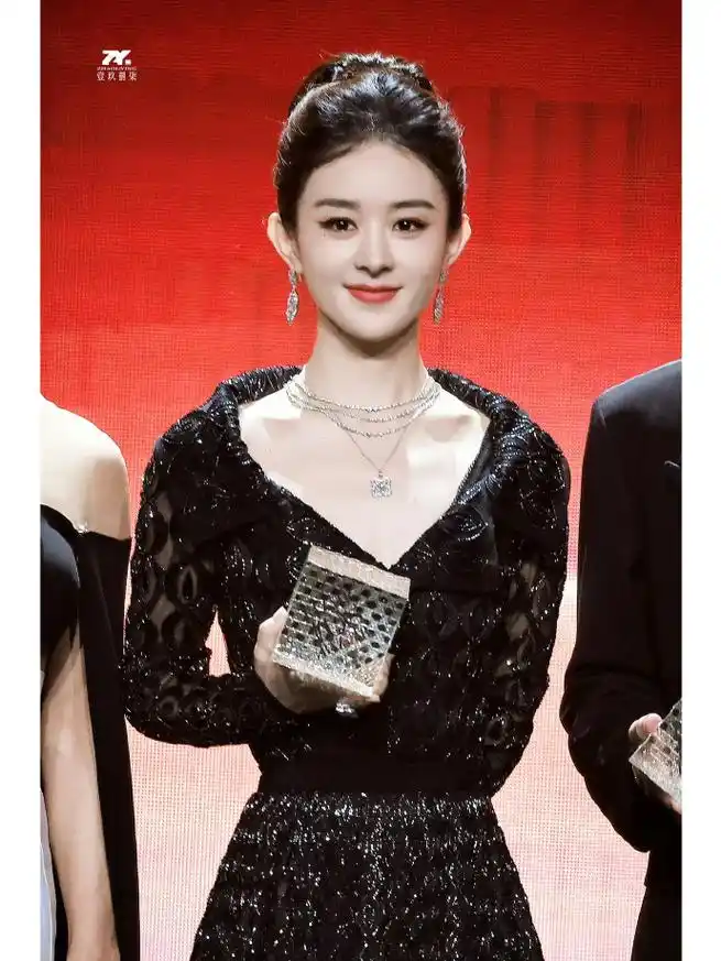 赵丽颖红毯气质变化太大,网友:这姐怎么有一种不怒自威的气场!