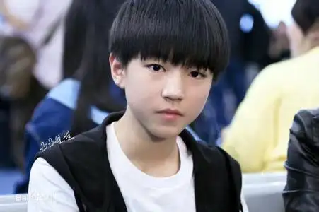 王俊凯唱"满城花开" 锅盖头发型直戳萌点