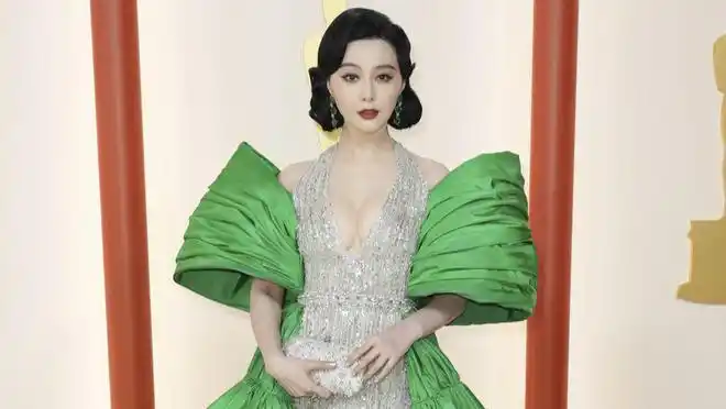 范冰冰现身奥斯卡红毯开深v浑圆胸形全看光