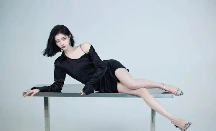 许佳琪27岁生日写真,在高冷酷飒御姐和清新元气学姐中切换自如_实力派