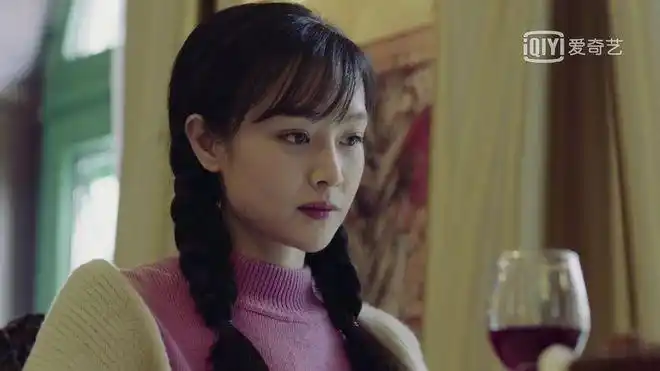 她饰演的赵冬梅,无论是穿工装,还是穿舞裙,哪怕是披一件风衣,都是那么