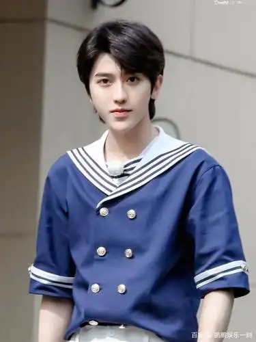 蔡徐坤海军服造型,身着蓝白拼色海军服,干净且清爽
