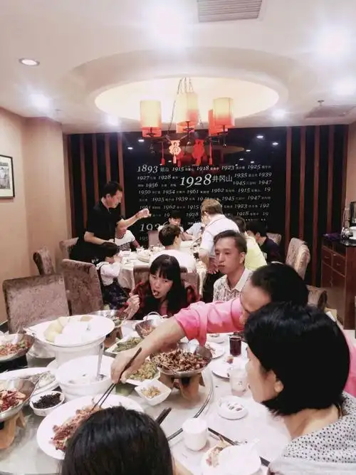 虎哥的生日!农历的十月初九,在毛家饭店宴会照片!