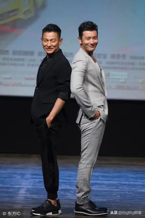 黄晓明与刘德华合影 两人同框 网友:谁谎报身高一目了然