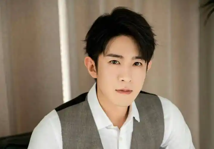 演员季肖冰被曝隐婚当爸,女友孕肚明显快生了_秘密_娱乐_消息