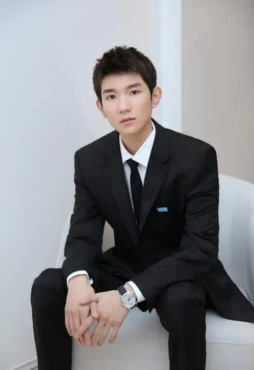 > 王源黑色西装简约利落写真图片(2/5)