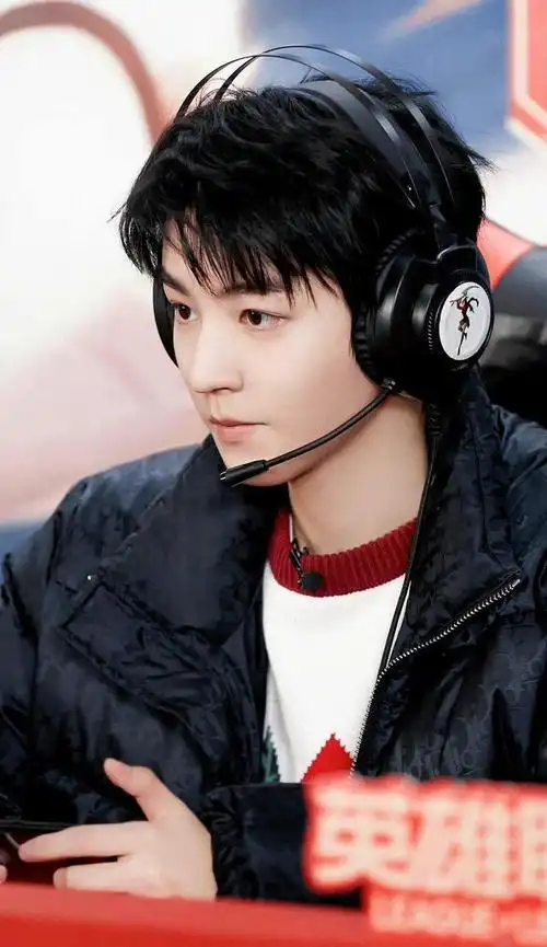 240128 王俊凯帅气亮相,粉丝回忆"karry全场"的可爱帅气时刻