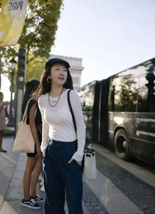 52岁杨钰莹近照曝光拎20万包打扮高贵面部肿胀僵硬疑医美失败