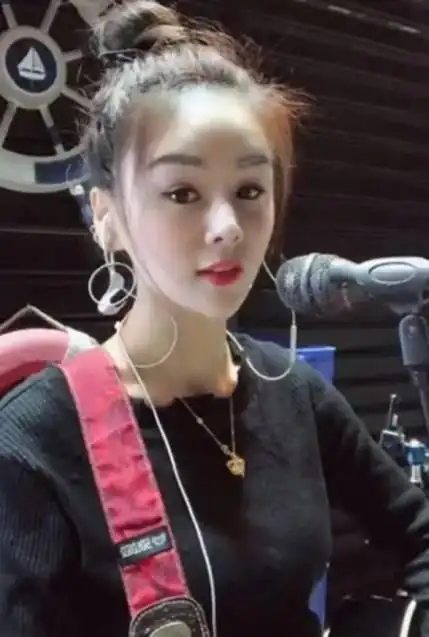 网红花姐从大排档驻唱到粉丝千万一首狂浪让她火遍全网