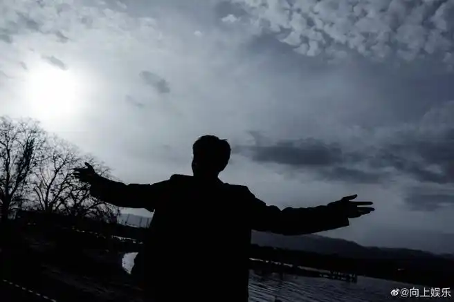 张艺兴周一背影照##张艺兴牵了一只羊##张艺兴的周一随拍