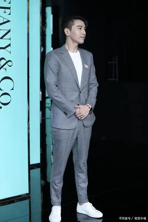 男西装可以搭配小白鞋,这样的搭配方式在时尚界比较流行,能够展现出穿