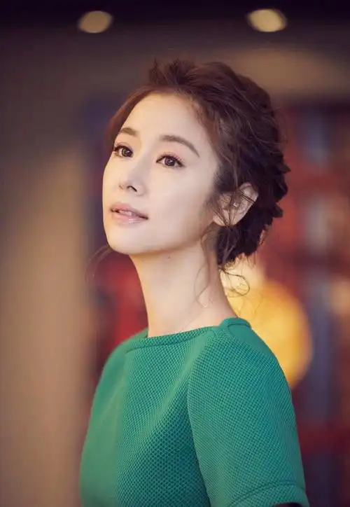 林心如也剪短发了,波波头搭刘海,可网友却说还是长发更好看 _发型