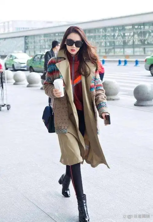 戚薇可真是胆子大素颜就现身机场满脸的皱纹清晰可见