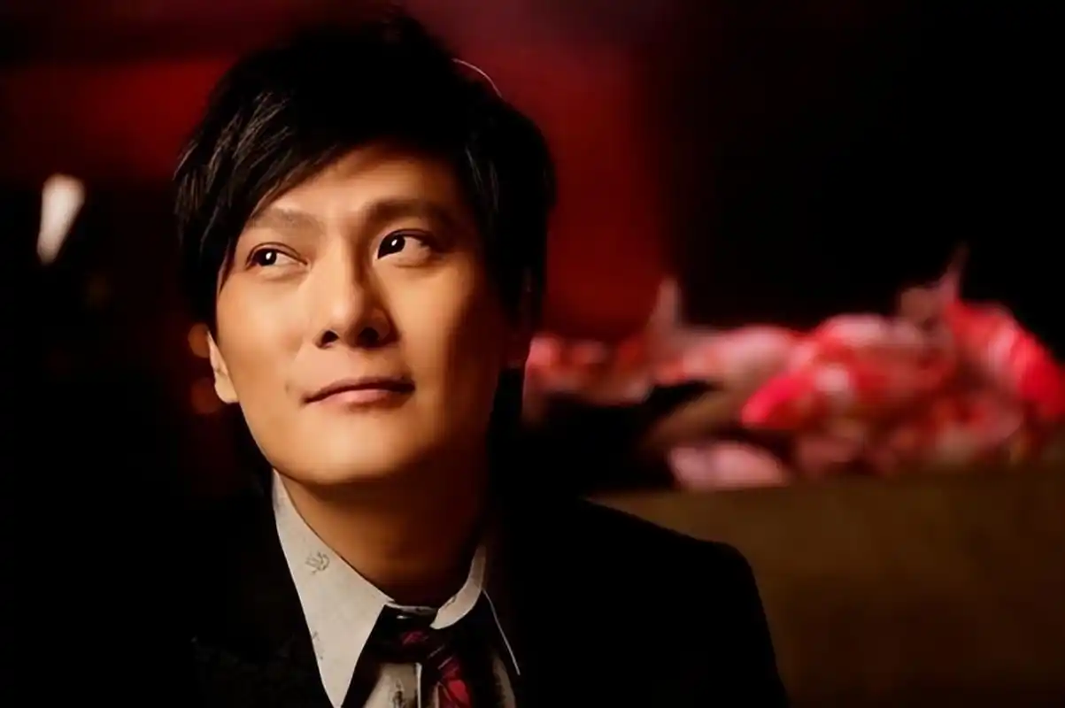 张信哲春日歌会#第一次听张信哲是《过火》,可谓一听钟情,但是我凳北