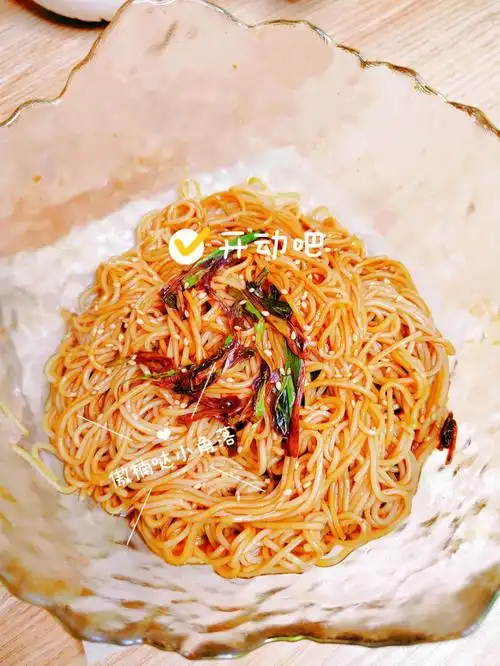 10分钟简单又好吃的葱油拌面75你确定不试