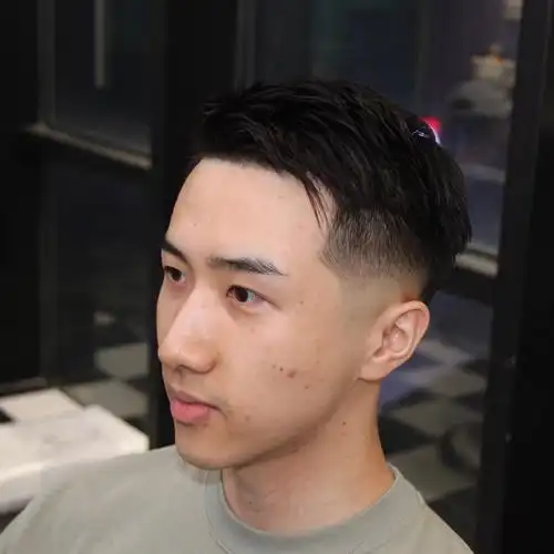 柔和的男士理发剪裁