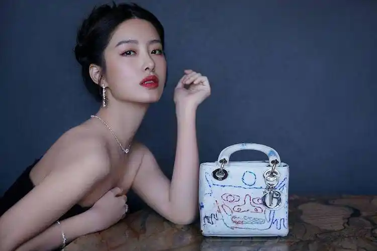 杨采钰黑裙写真优雅欲遮还羞 秀完美锁骨 天鹅颈魅惑人心