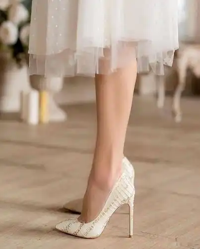 白金色设计的高跟鞋真的是美到我心里了,个人超级喜欢这双,它一出场蜜