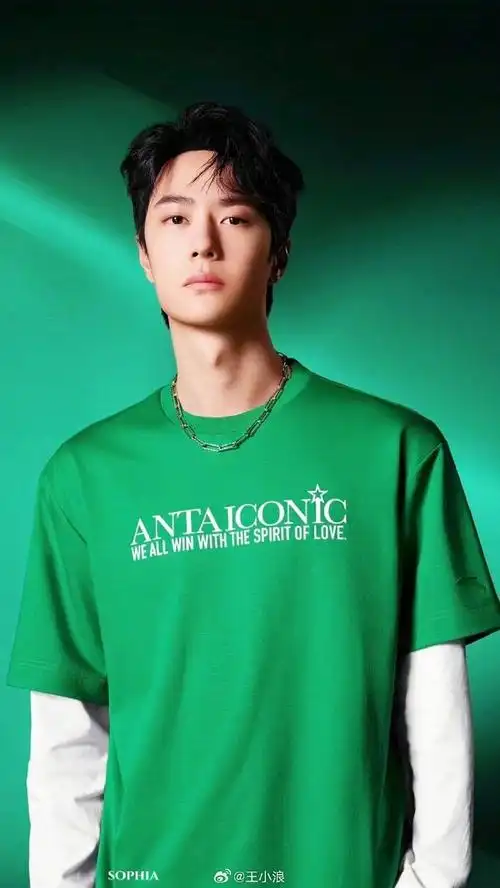 王一博的格林系穿搭种草了,不同层次的绿色搭配更衬托出哥哥的优雅