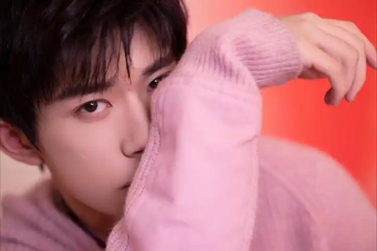 易烊千玺粉色毛衣帅哥4k壁纸