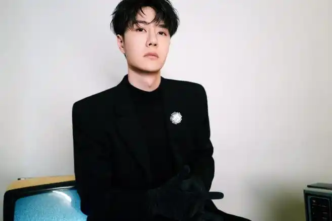 王一博黑西装大衣##王一博太阳花胸针