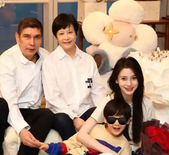 杨颖刚过完生日,便晒与家人合照, 小海绵格外的帅气!_父母_妈妈_造型