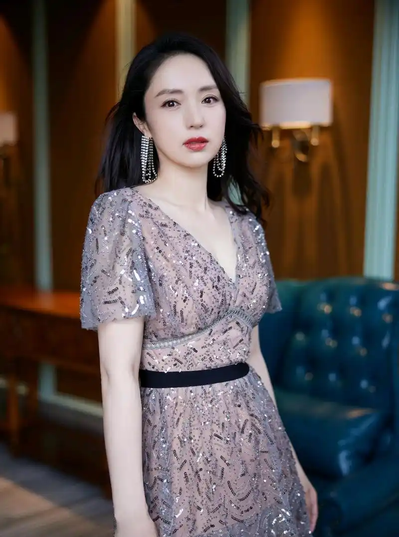 女人味十足的董璇