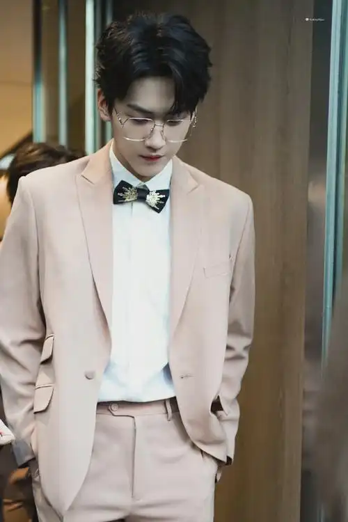 周柯宇粉西装金丝眼镜造型##into1风格大赏上班饭拍