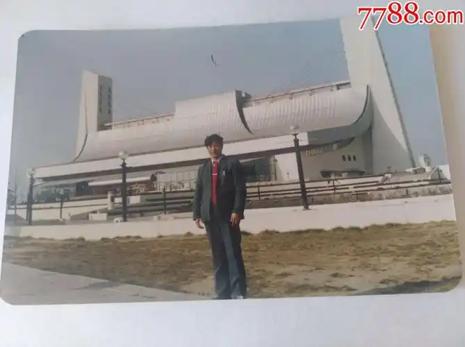 北京亚运村前的帅哥-价格:1元-se81088088-老照片-零售-7788收藏