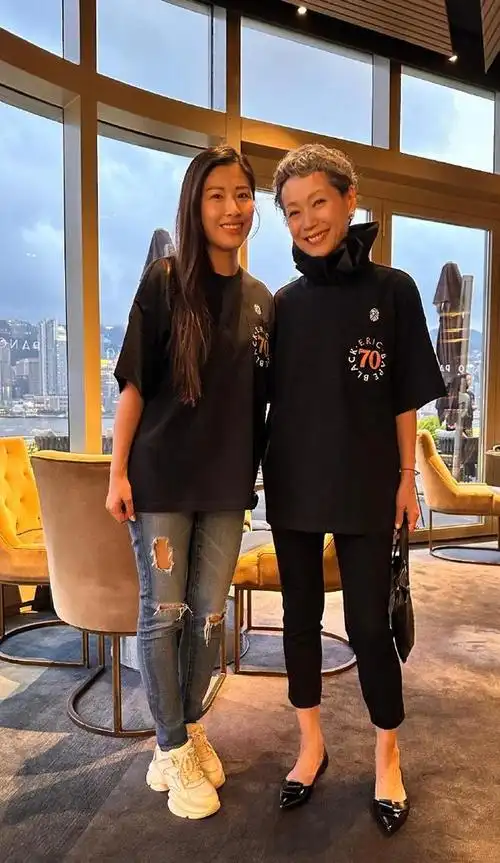 洪天明太太周家蔚出席聚餐与师叔元彪拍照很亲密被质疑喝多了