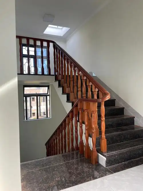 不打钉,不上螺丝,刷的清漆不加颜色.#自建房  #楼梯扶手