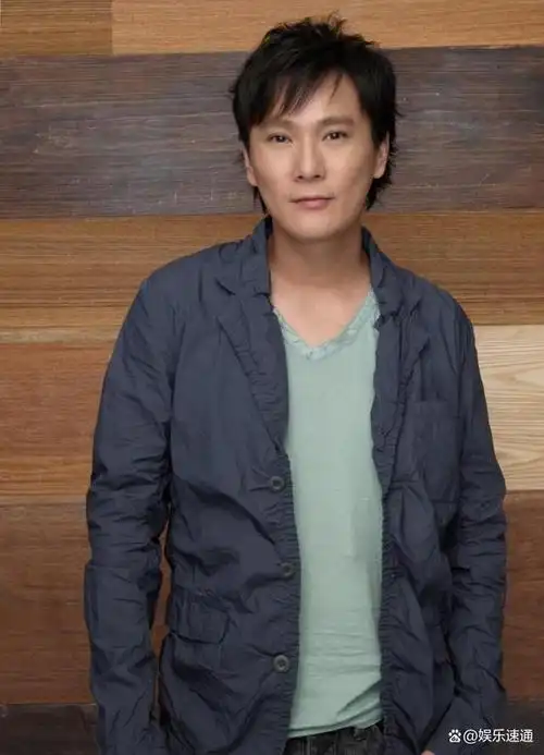 今天我们来聊一聊张信哲,这位被誉为情歌王子的歌手,在华语乐坛以他