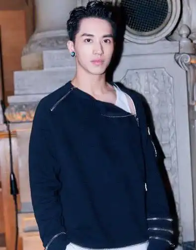 形象崩塌许魏洲被拍当街抽烟乱扔烟头大摇大摆走起网红步