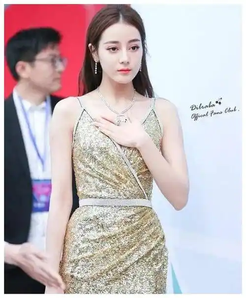 原创迪丽热巴31岁风情万种捂哪走哪引质疑旧照曝光惊奇不已