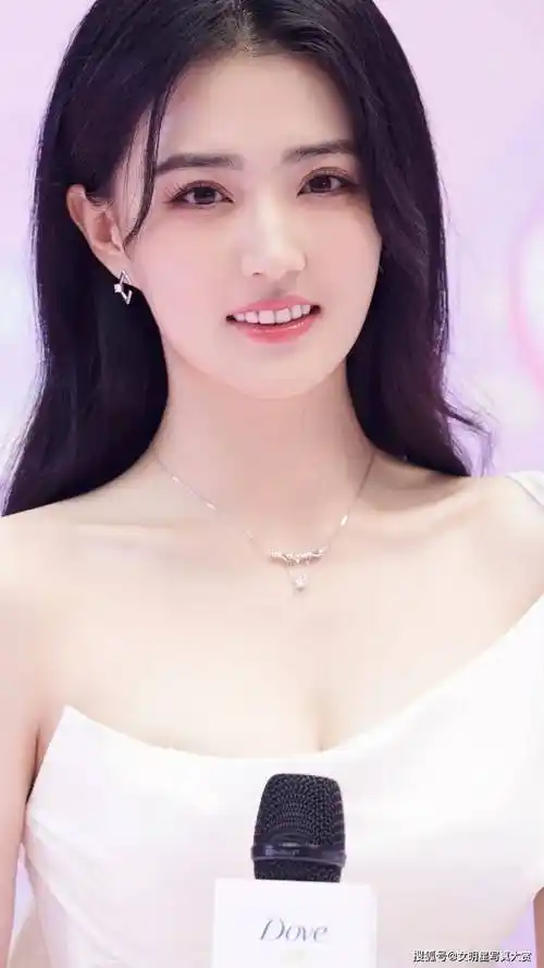 【徐璐性感唯美写真】白色单肩礼裙,温婉清新,芬香动人