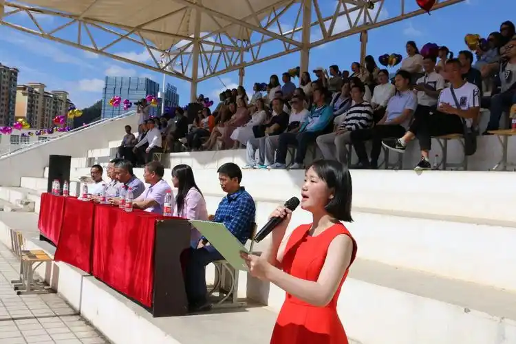 昭通市实验中学隆重举行高三年级毕业典礼暨高考壮行仪式