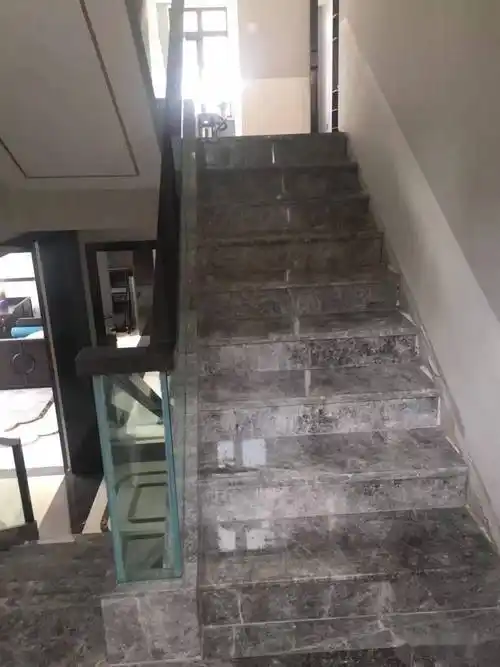 现代轻奢家装少不了的灰色大理石楼梯