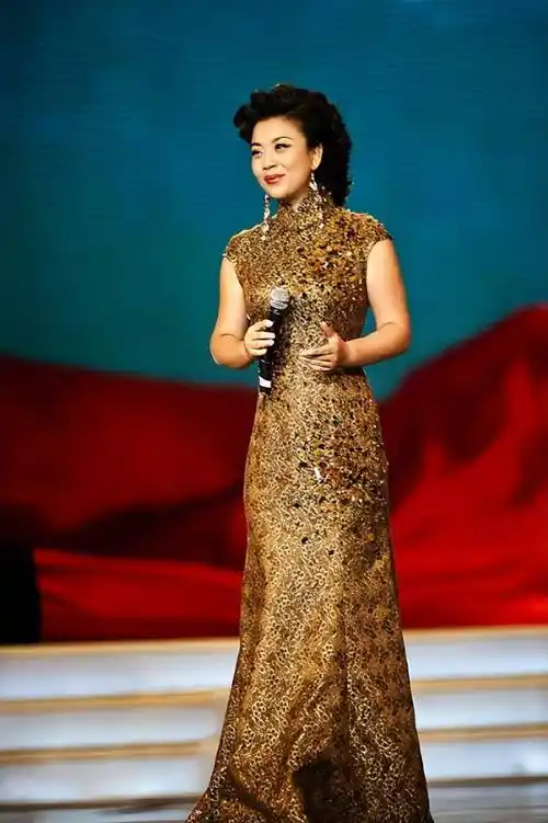 歌唱家张也低调现身农村!