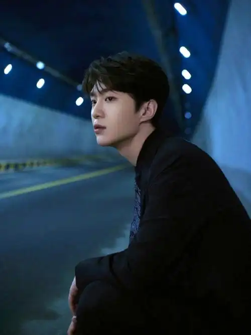 范丞丞| "少年时代未落幕的心动延续到现在"#正装##氛围感