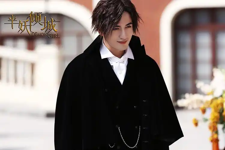 身为有着比人类更强大力量的半妖幽瞳(米热饰),一直在黑夜凭借自己的