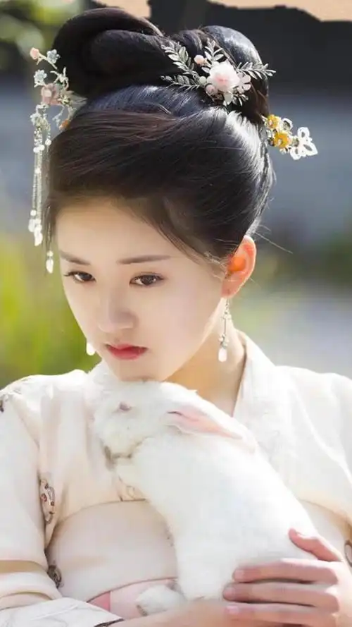 赵露思的古装扮相清纯可人,灿如春华,皎如秋月