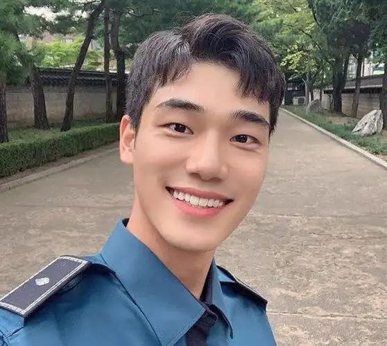 自然卷适合什么发型 「男生头发自然卷适合什么发型」