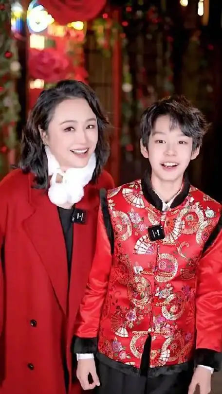 曹颖与儿子共同出镜拜年视频祝福大家好运来