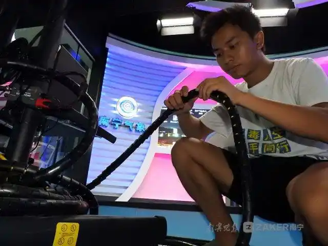 路遇积水徒手排涝 获央视点赞"排涝哥"为广西小伙