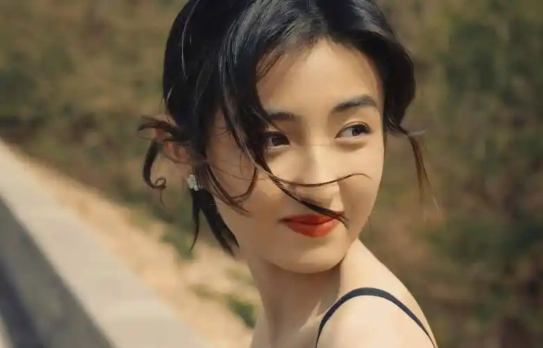 张子枫黑色吊带连衣裙性感美背写真_高跟鞋_银色_锁骨