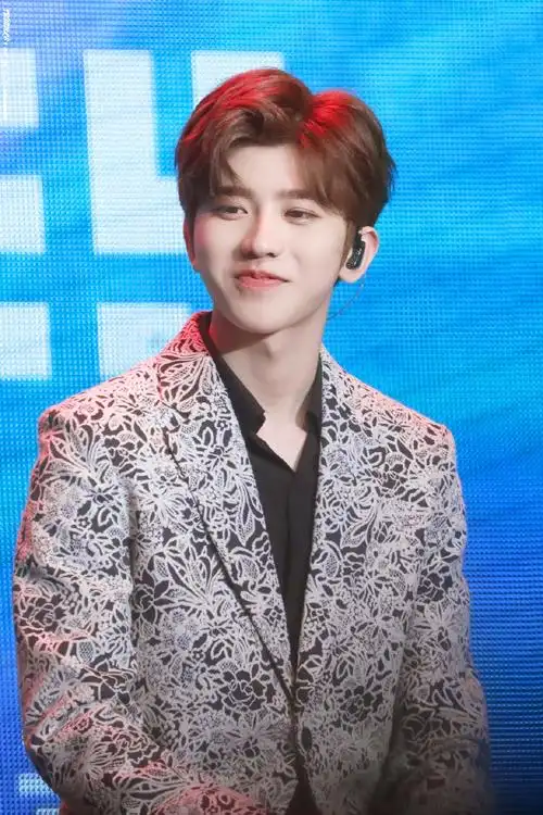 月色与雪色之间,蔡徐坤带着笑颜从光影中走来,成为我们生命里