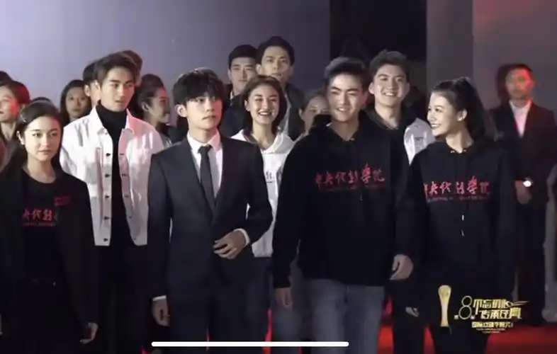 千玺玉树临风,李兰迪等人成陪衬