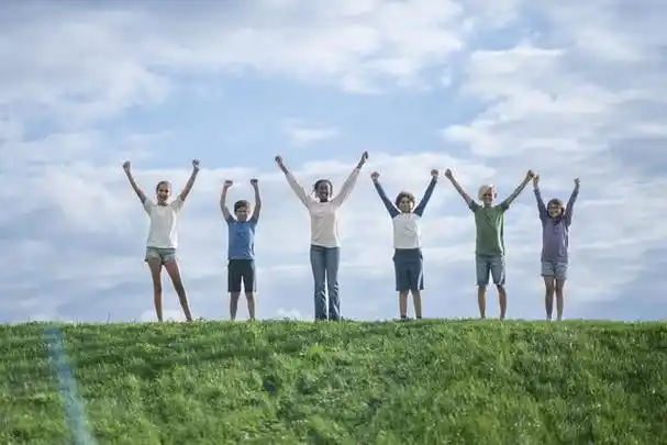 友情如同青春的调色板,为我们的生活增添了丰富多彩的色彩.