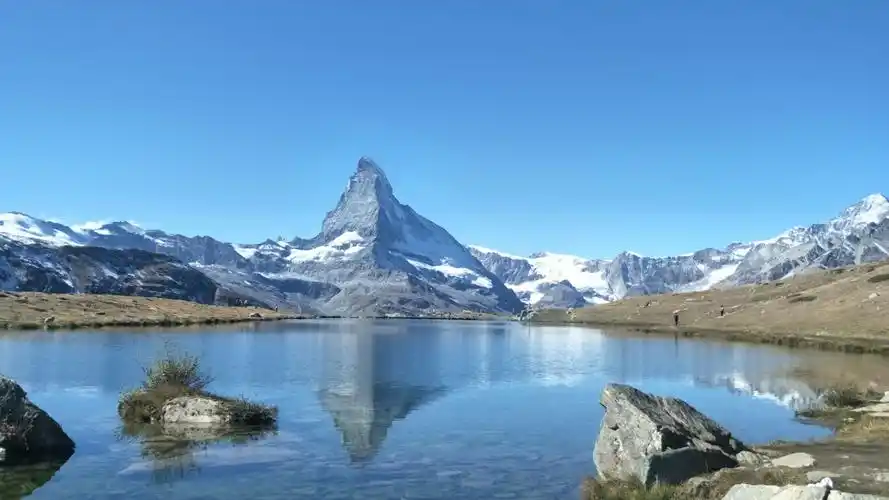 瑞士采尔马特小镇,阿尔卑斯山脉,壮观的马特宏峰,蓝天与白云.