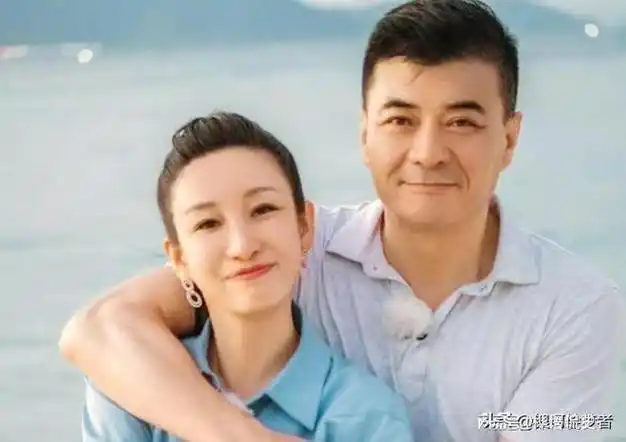 王新军成名后抛妻弃子转身娶小7岁秦海璐如今却成人生赢家